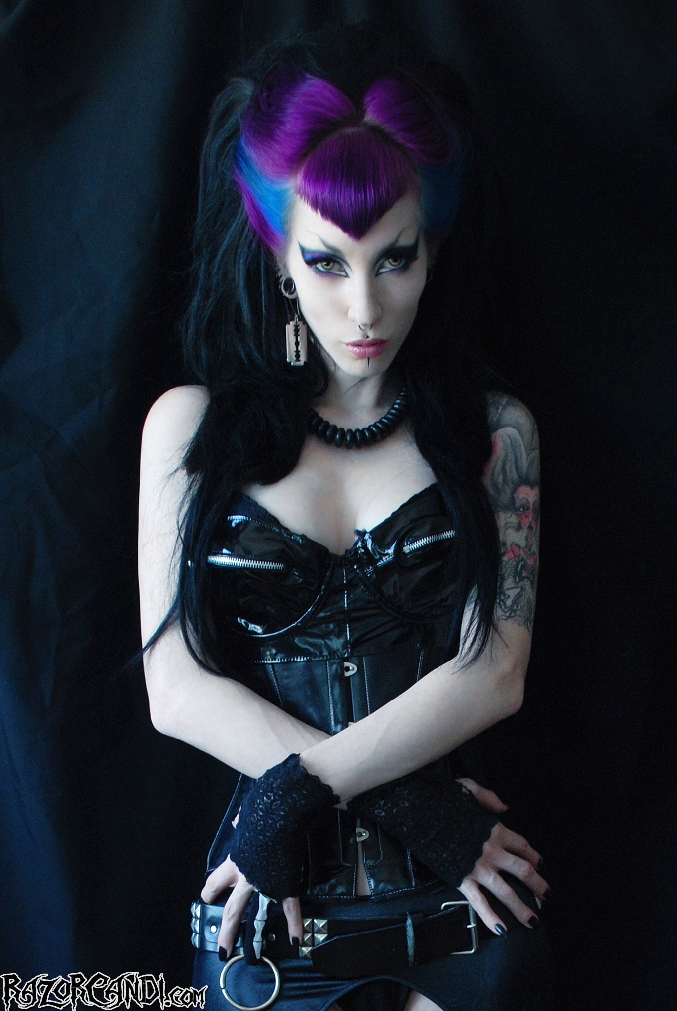 Razor Candi 'Gothic Dreamgirl Razor Candi in Black Leather' starring Razor Candi (Photo 2)