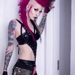 ▷ Razor Candi in Jewelled buttplug for strap-on wielding tattooed ...